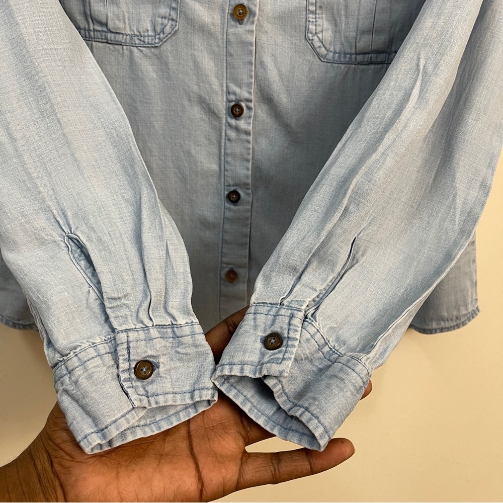 Forever 21 Women’s Button Down Denim Shirt in Size Medium - Picture 7 of 10